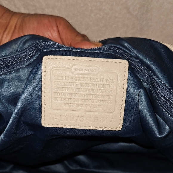 Elegant White Leather Shoulder Bag with Silver Details Price comes with wallet!! - Picture 5 of 5